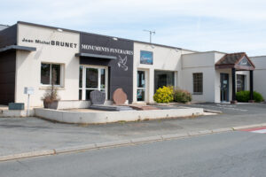 devanture de monuments funeraires