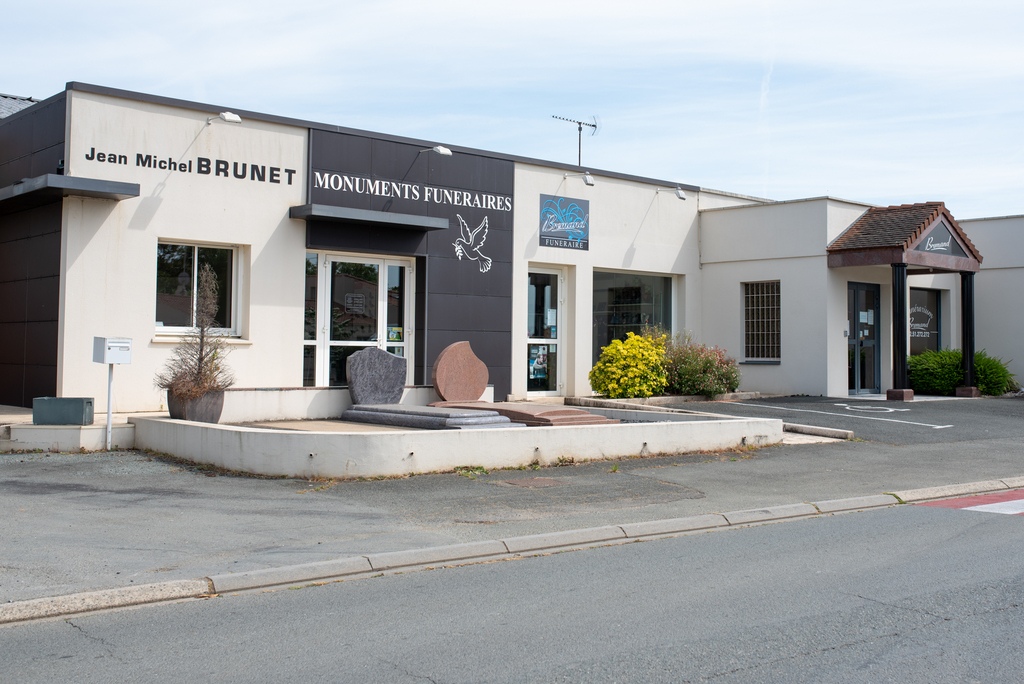 devanture des monuments funeraires