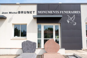 devanture de monuments funeraires