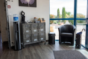 salle ayant buffet et fauteuil