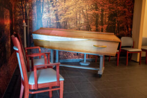 trois chaises et un cercueil