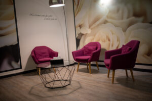trois fauteuils et une table